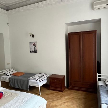 Центрум Апартаментс Lviv Bagian luar foto